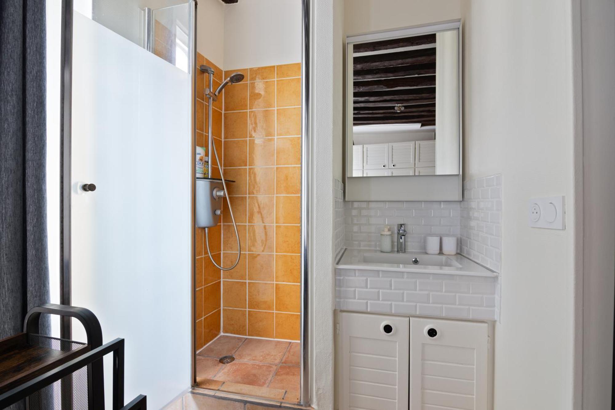 Heart Of - 1br - 4p - Le Marais 7 Free Netflix Parijs